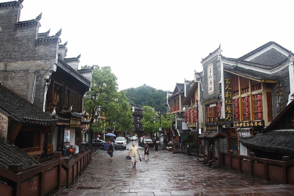 芭蕉不展丁香结，同向春风各自愁。