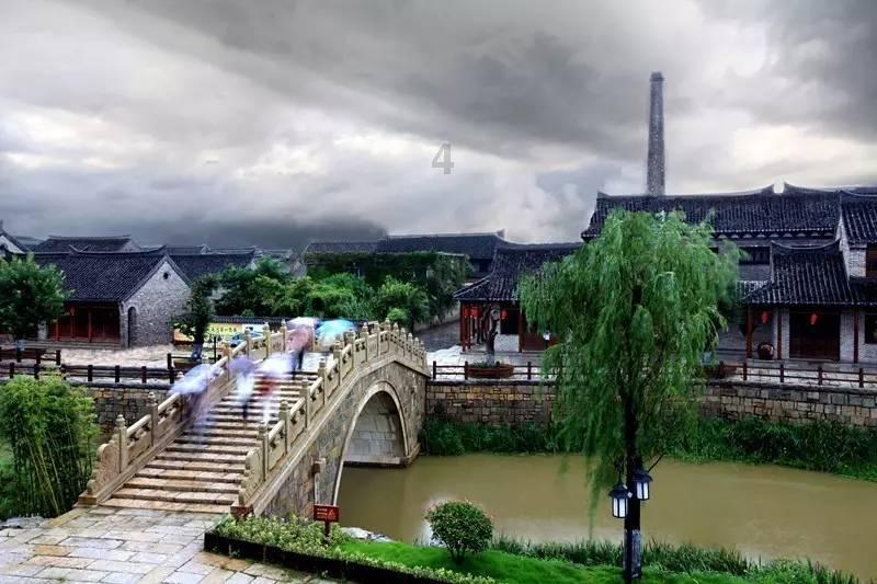 帮帮侠热评：老人倒地瞬间 女子用包托住头